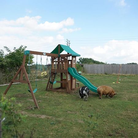 The Piggery Pod Hotell Sittingbourne Exteriör bild