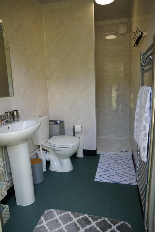 The Piggery Pod Hotell Sittingbourne Exteriör bild